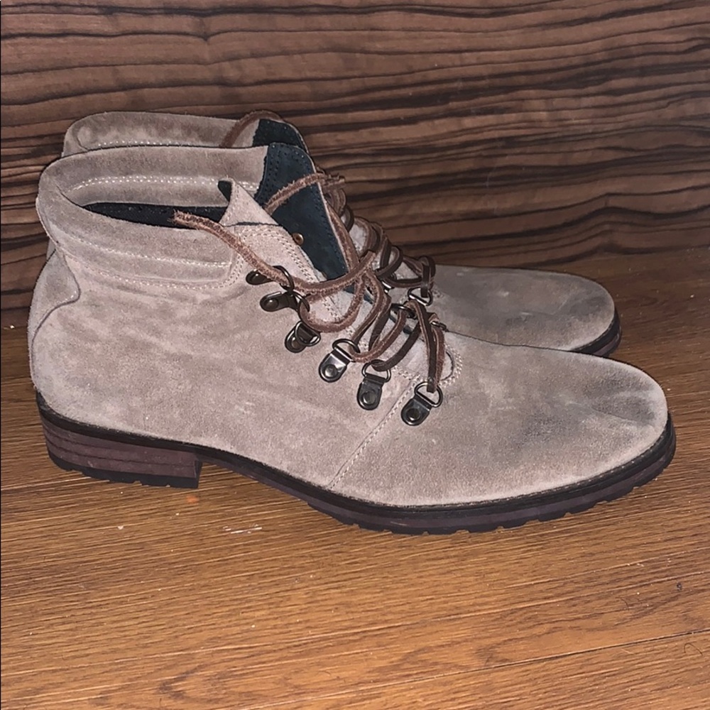 Kenneth Cole “Arc the Season” men’s fashion boots.